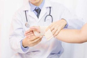 orthopedic hand surgeon treating hand injury